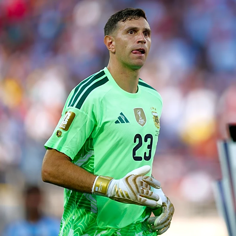 Report: With World Cup over, Juventus hope Emi Martinez will force his hand to make a move happen
