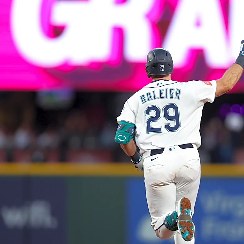 Cal Raleigh’s grand slam one final blow for Cincinnati Reds season