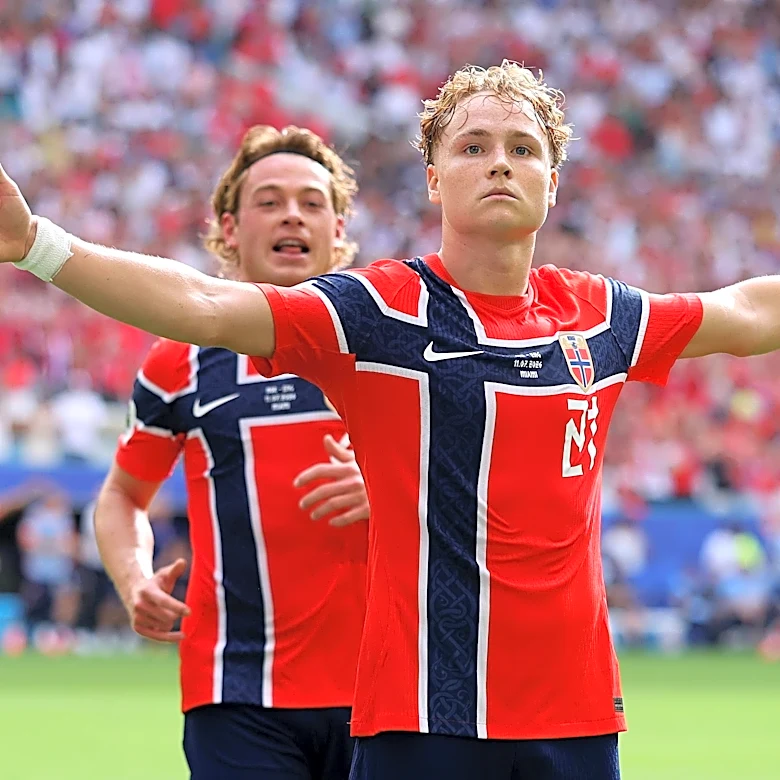 Schjelderup Lands on Roma’s Radar, but Spurs and Liverpool Loom