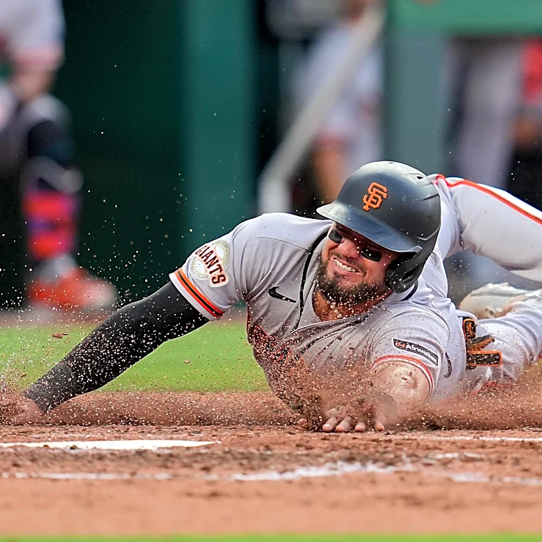 Giants lose to Royals 3-2 after failing to deploy bench