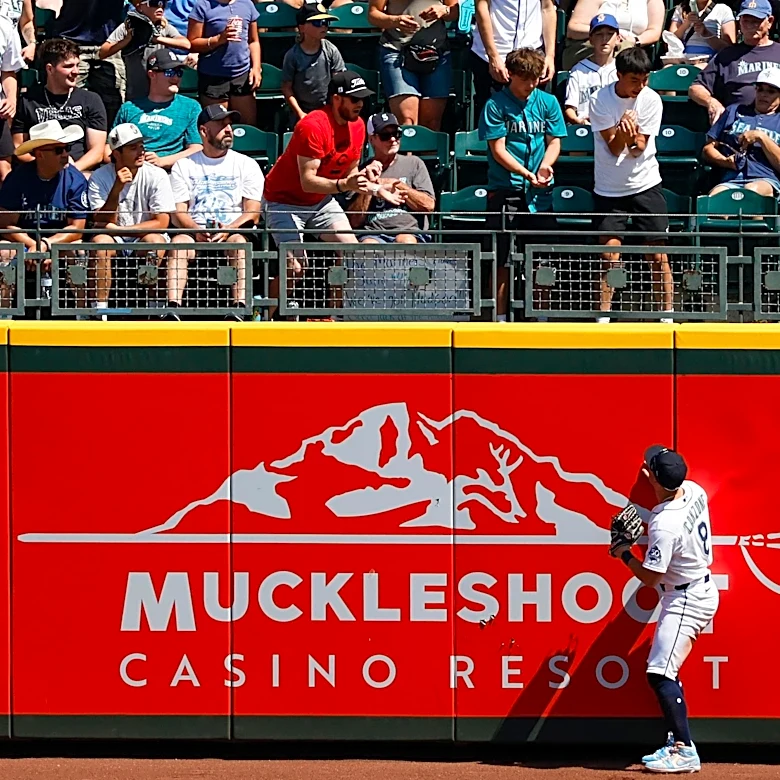 Mariners lose a backbreaker, 5-3