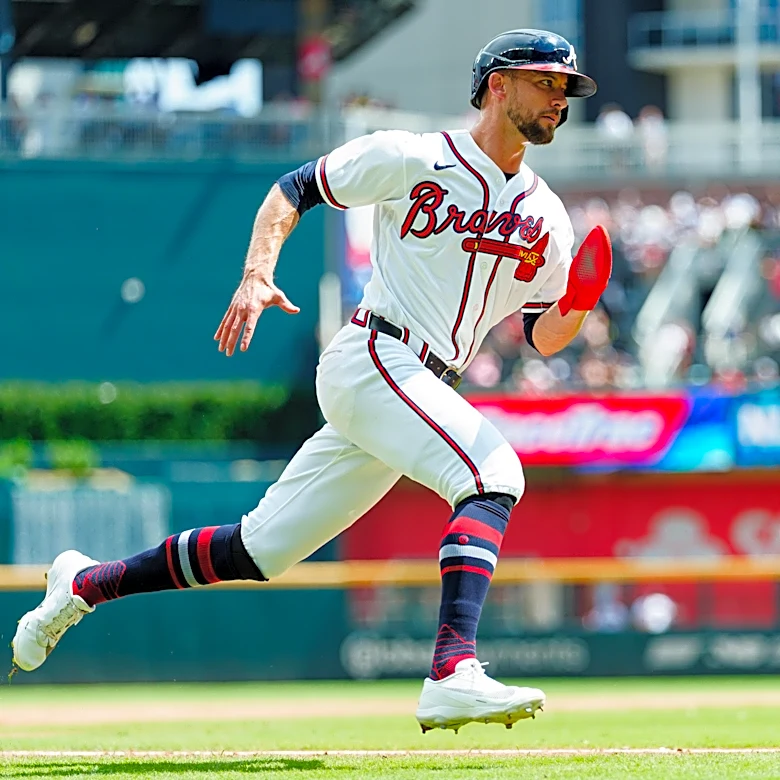 Eli White exits game after falling on his way to second base