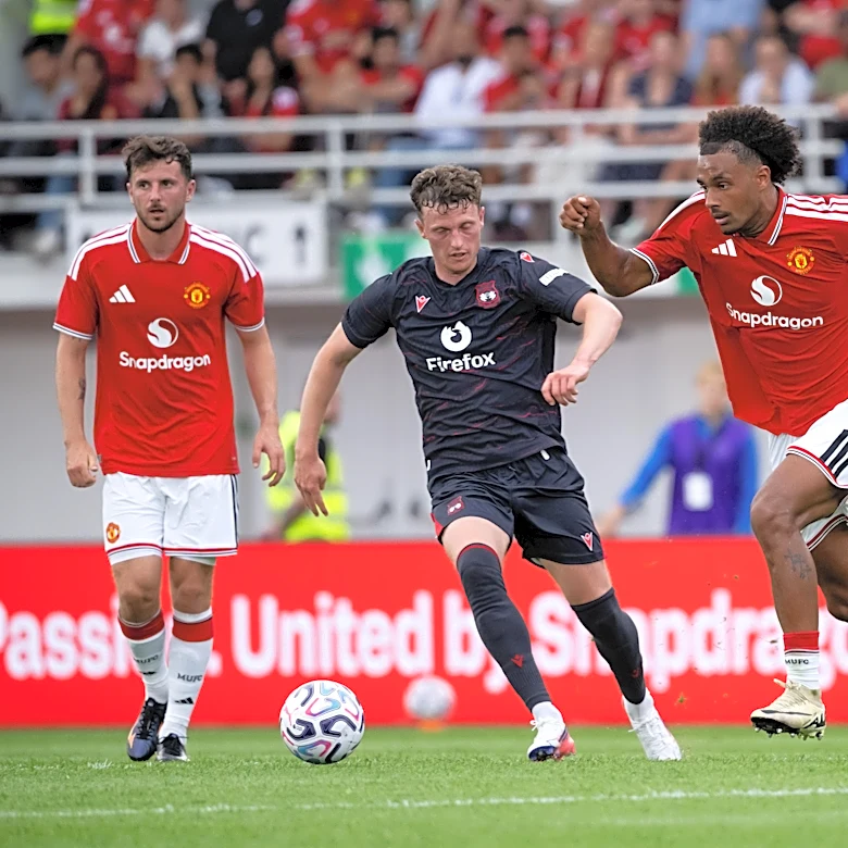 Joshua Zirkzee linked with Juventus Loan