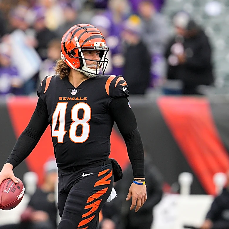 Packers to sign a former starting long snapper Cal Adomitis