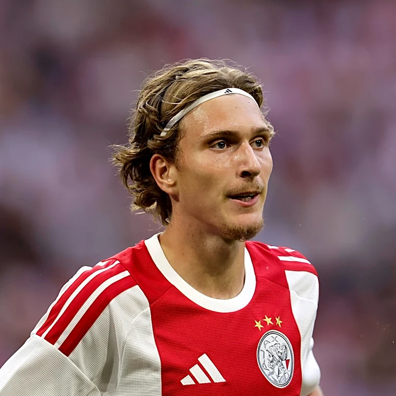 PSG making push to get Mika Godts