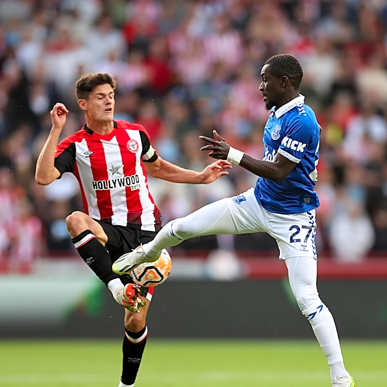 Everton make move for defensive midfielder
