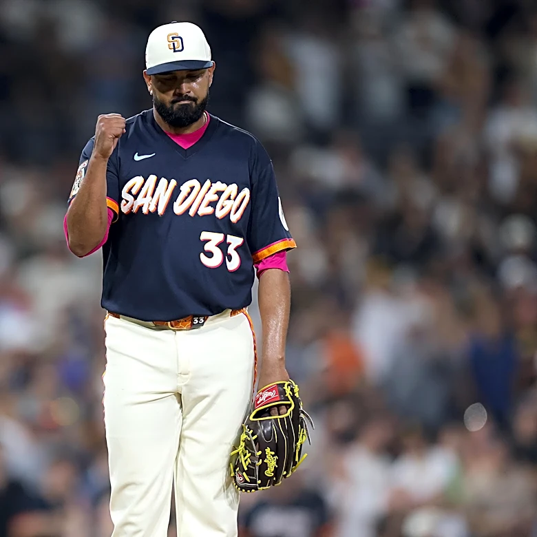 Padres get back on track with convincing win over Giants