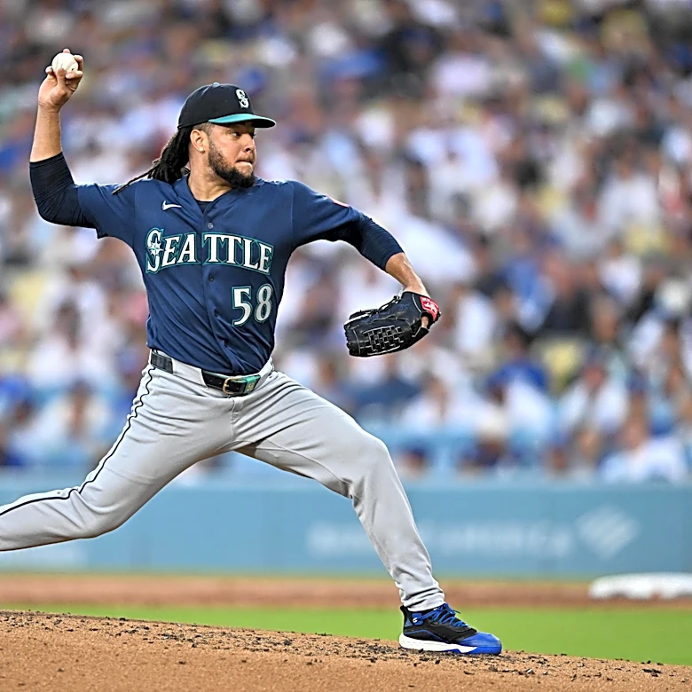 Mariners to trade Luis Castillo to White Sox for three players
