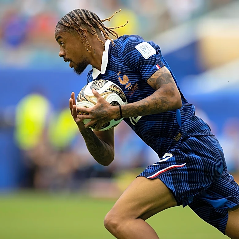 Bayern Munich News: FC Bayern to miss on Bradley Barcola again; Mike Godts wants PSG move; Kennett Eichhorn out with metabolic disorder; and MORE!