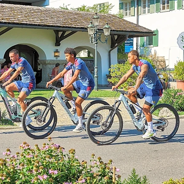Arijon Ibrahimović helping Nathaniel Brown get acclimated at Bayern Munich