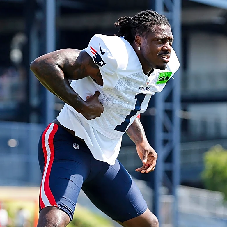 A.J. Brown injury update: Patriots WR suffers dislocated thumb at practice