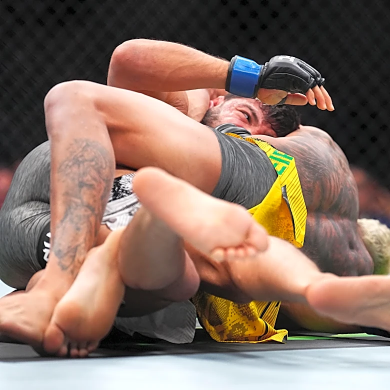 Dustin Poirier insists wardrobe malfunction cost Charles Oliveira a win over Arman Tsarukyan