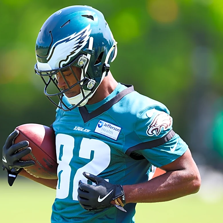 Eagles bring wide receiver back