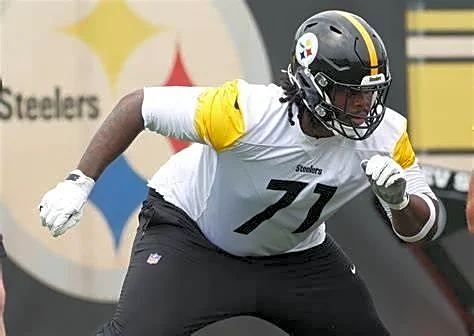 Steelers first-round pick Max Iheanachor leaves practice early with apparent injury
