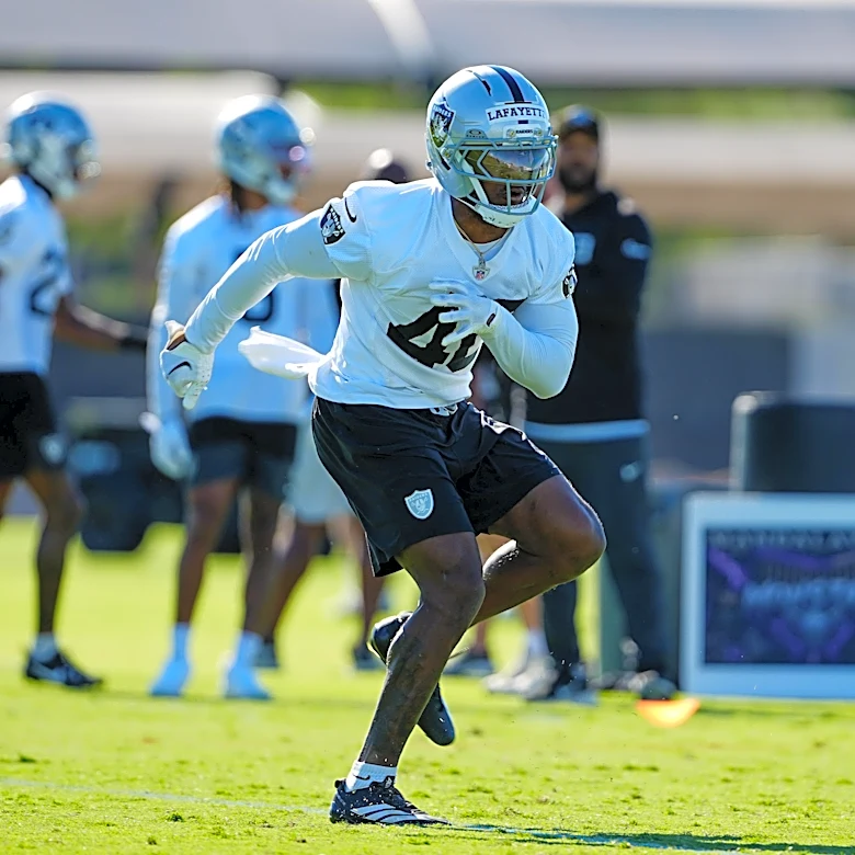 Devin Lafayette flashing for Las Vegas Raiders