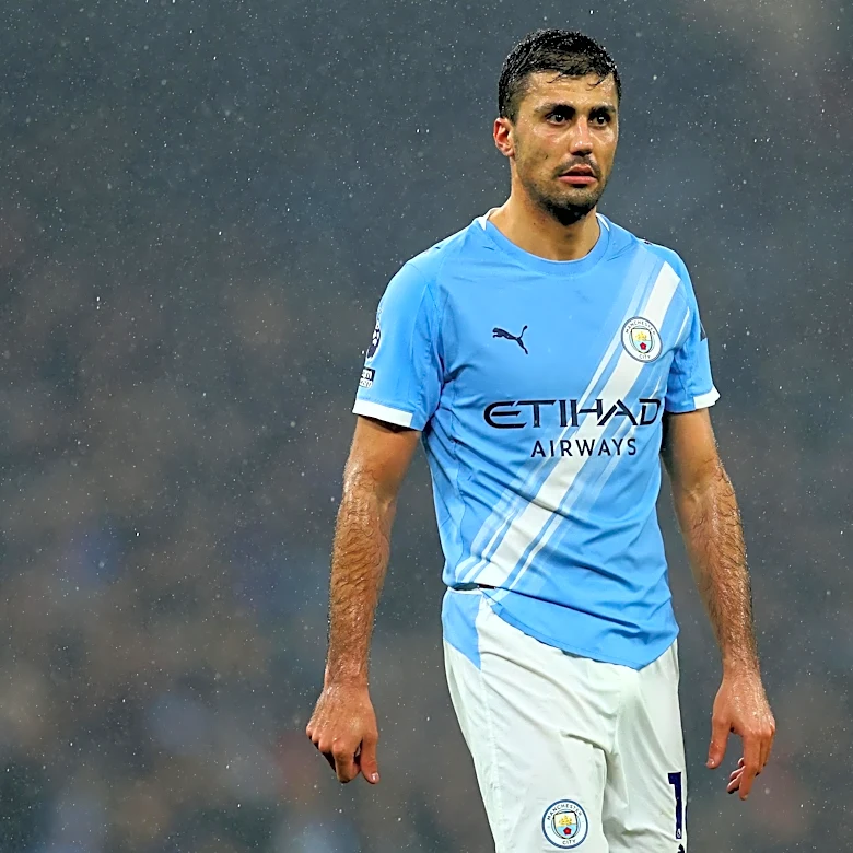 Barcelona send €45 million opening bid for Rodri as talks with Man City underway