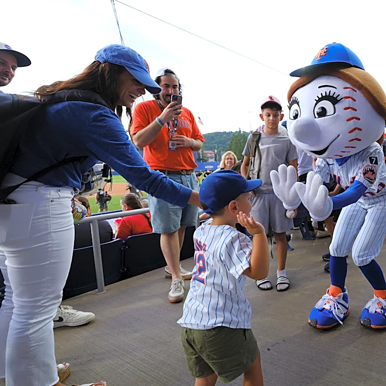 Mrs. Met becomes the first female elected to the Mascot Hall of Fame