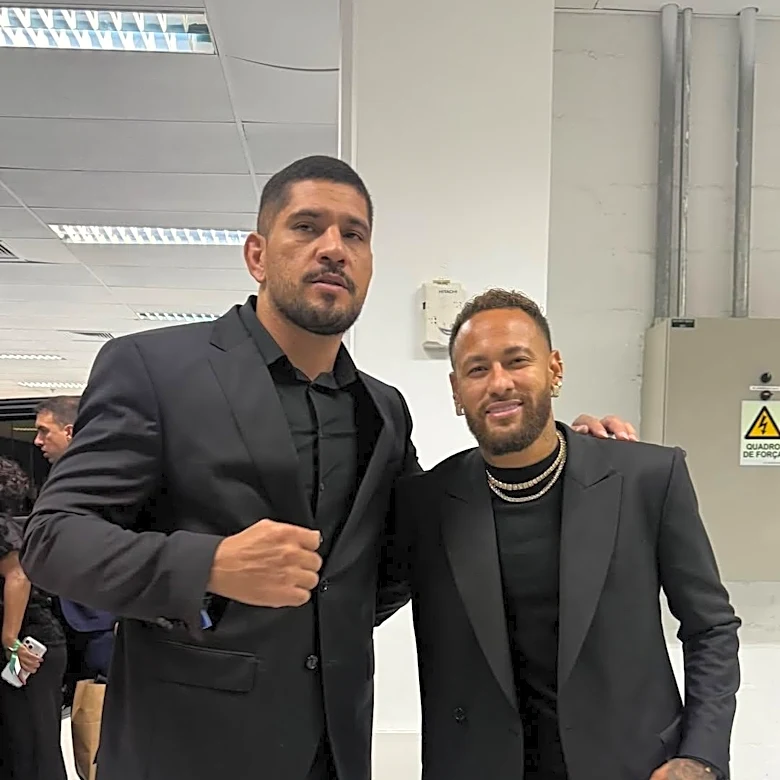 Bidder pays $60,000 at Neymar auction for fan experiences with Alex Pereira, Charles Oliveira