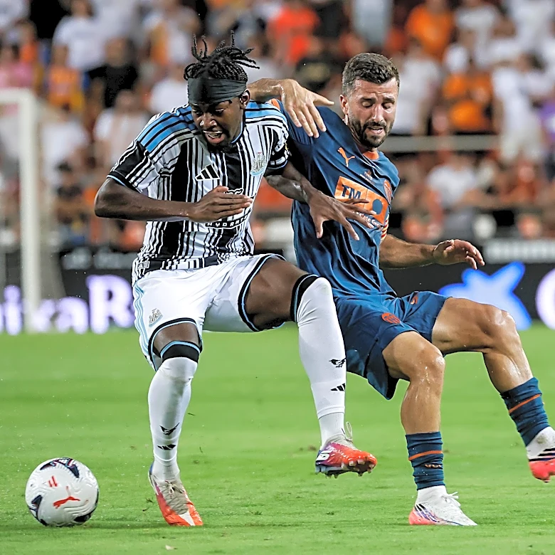 Anthony Elanga Injury Update Emerges After Newcastle’s Winger Gets Stretchered Off