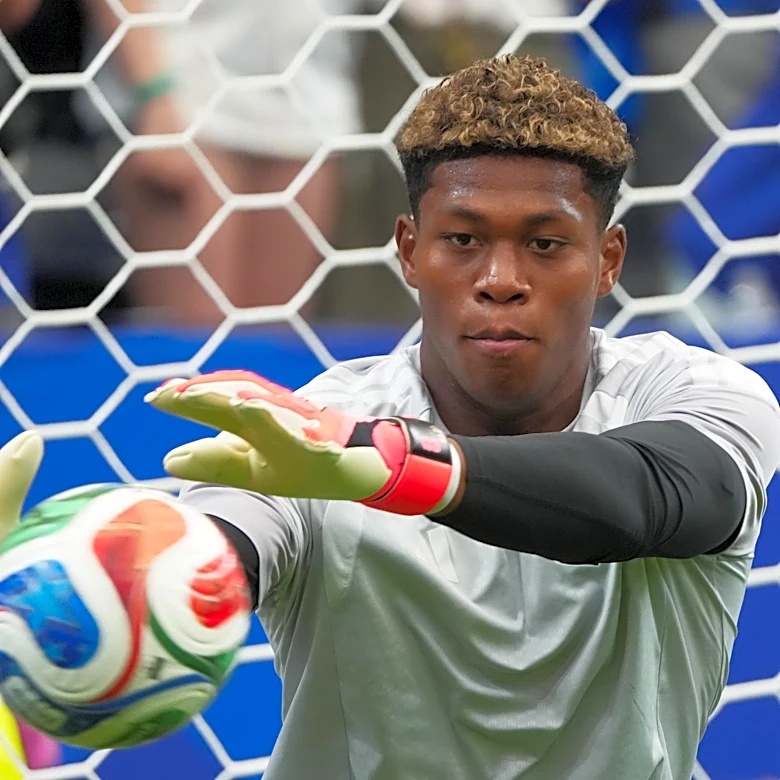 Should Juventus consider a loan move for Zion Suzuki if PSG ends up signing him?