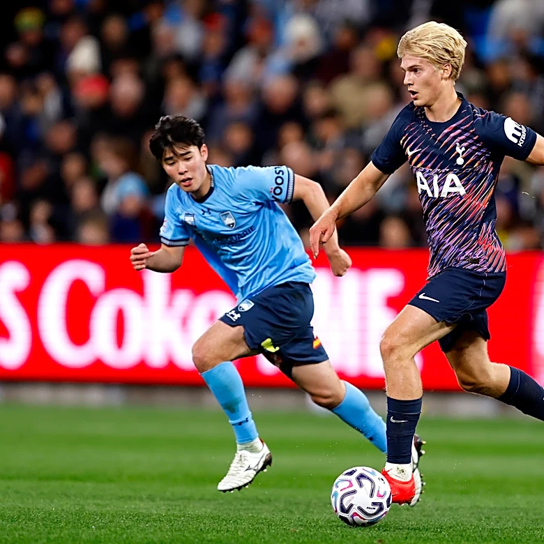 Newcastle Manager Set to Discuss Transfer for Tottenham Midfielder