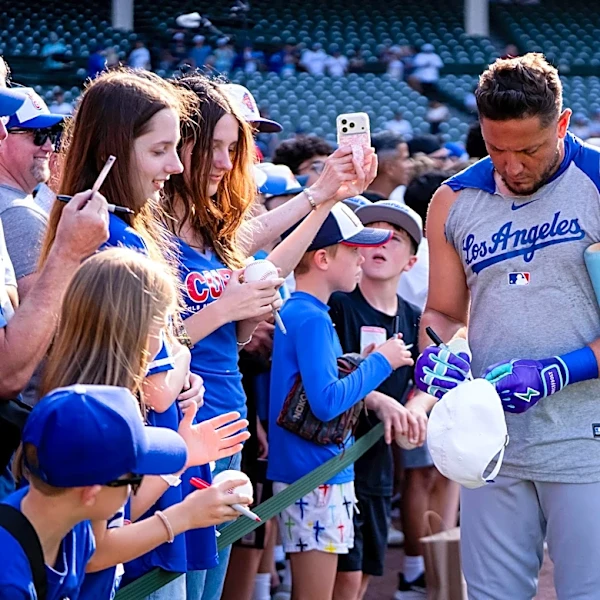 Miguel Rojas is Dodgers Heart & Hustle Award winner