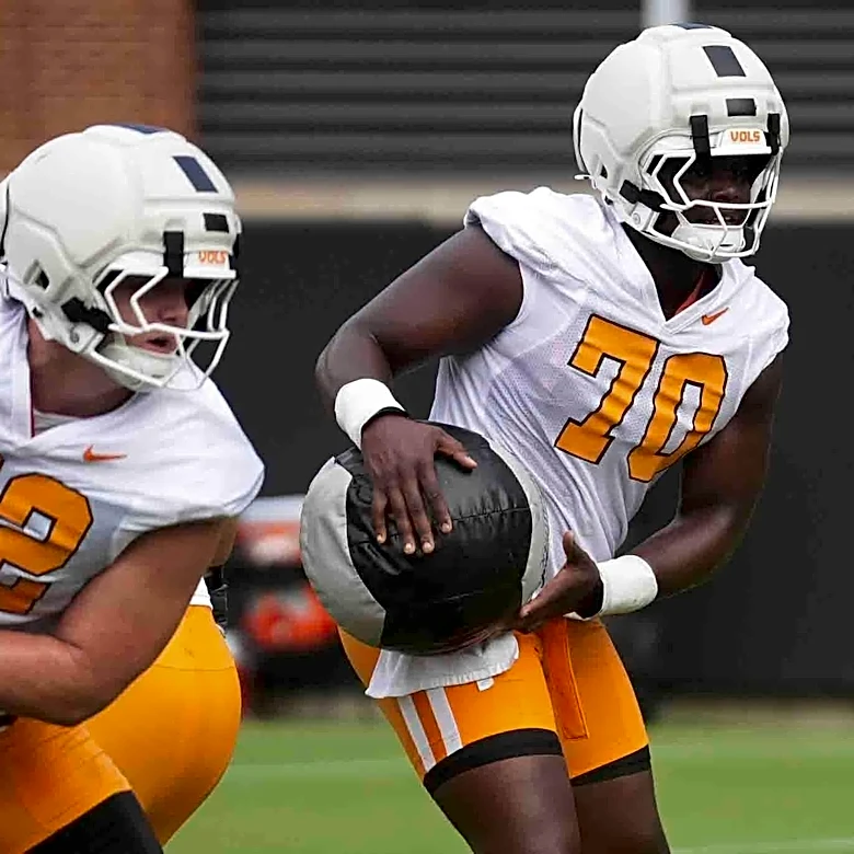 Glen Elarbee touts Tennessee’s offensive line depth, versatility