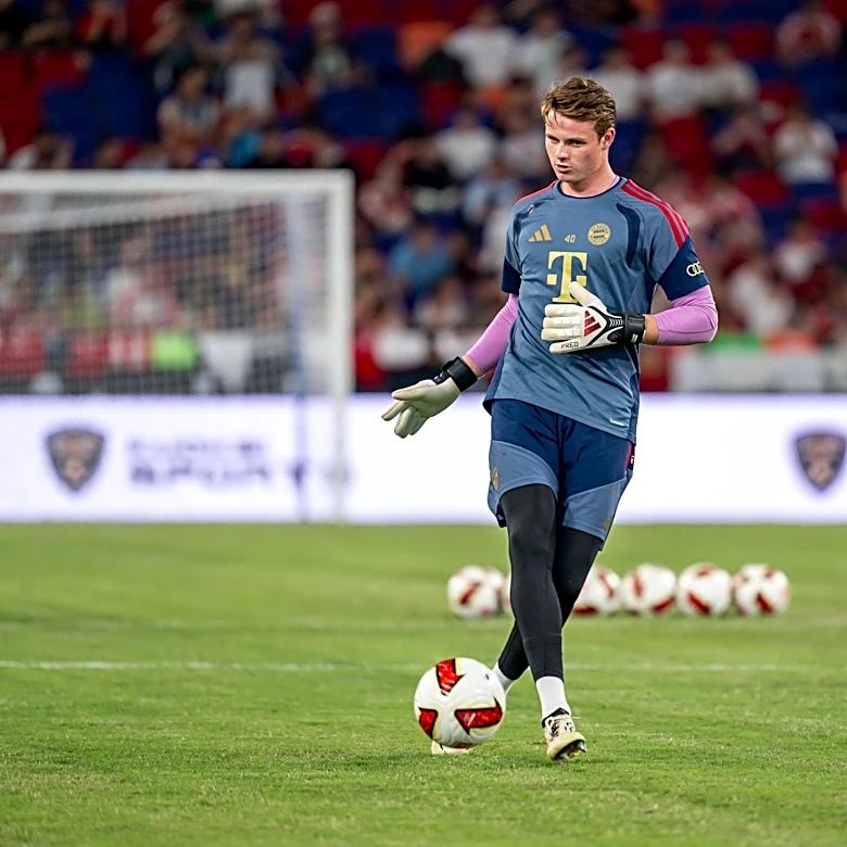 Jonas Urbig using special peripheral training glasses in training for Bayern Munich