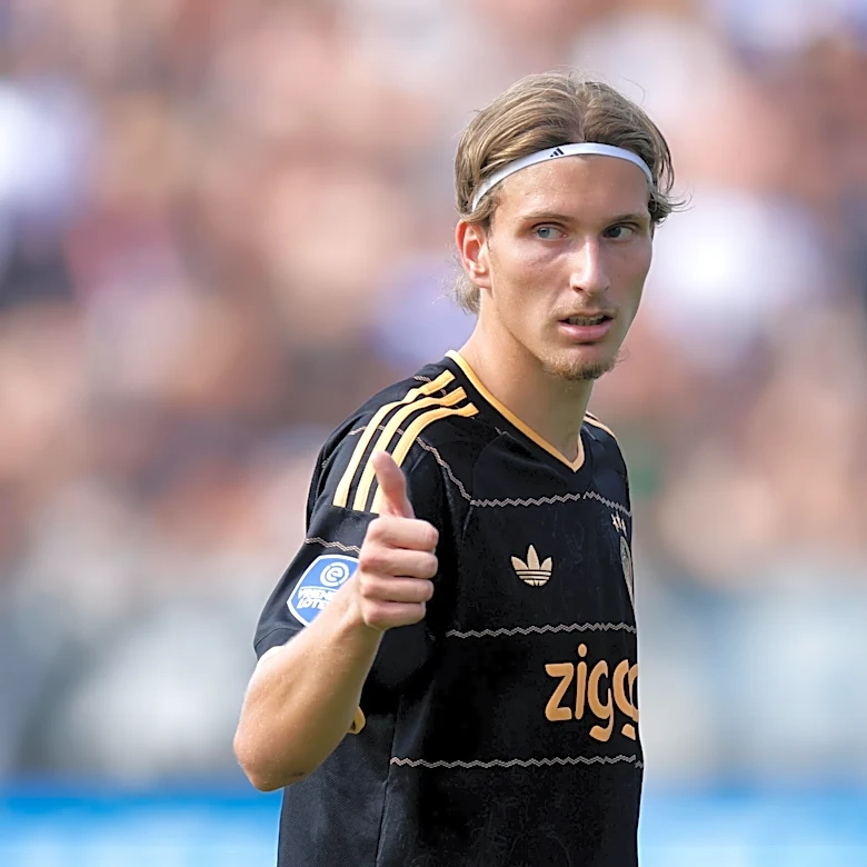 PSG, Ajax reach agreement on Mika Godts per report