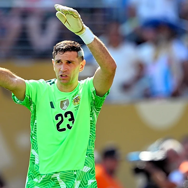 Reports: Juventus contact Emi Martinez again after Aston Villa make move for Zion Suzuki