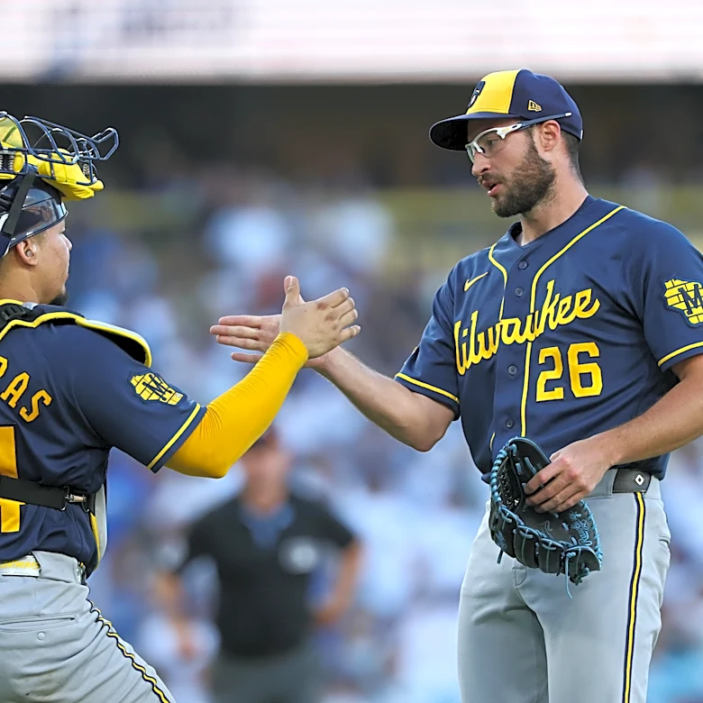Contreras breaks out as Brewers beat Dodgers 4-1