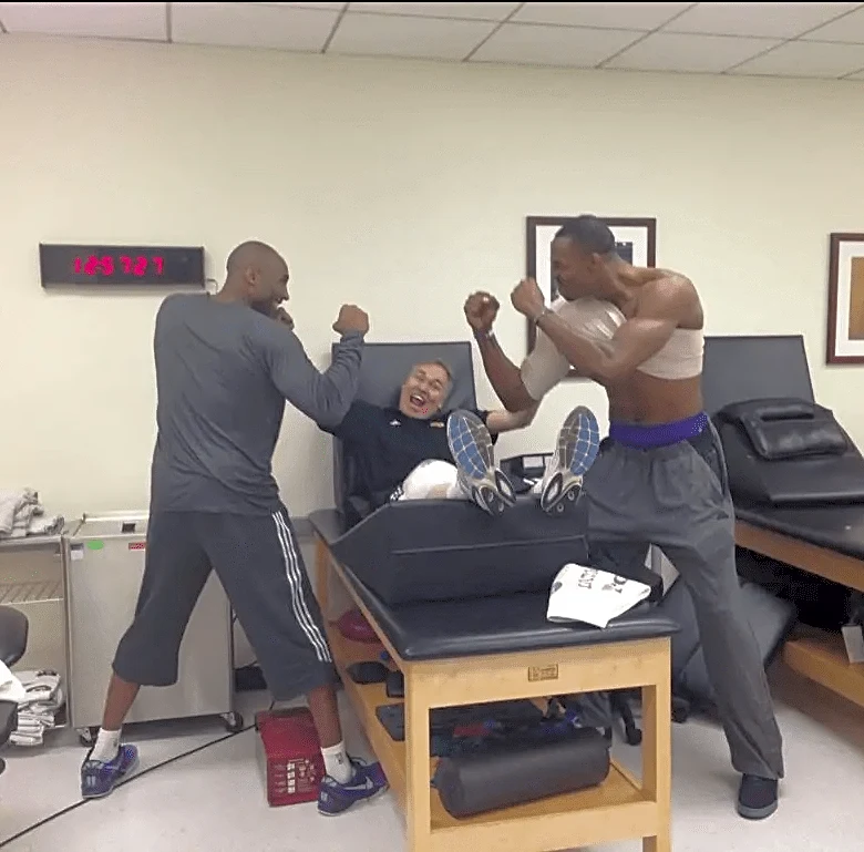 Mike D’Antoni shared the story behind the memorable Kobe Bryant-Dwight Howard photo