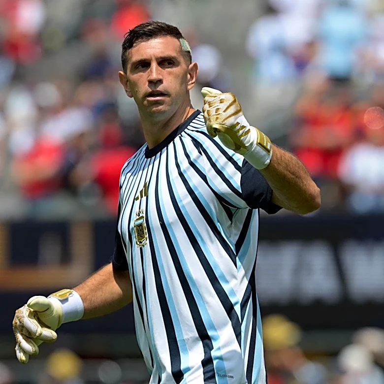 Reports: Juventus make new offer for Emi Martinez as Zion Suzuki secures Aston Villa move