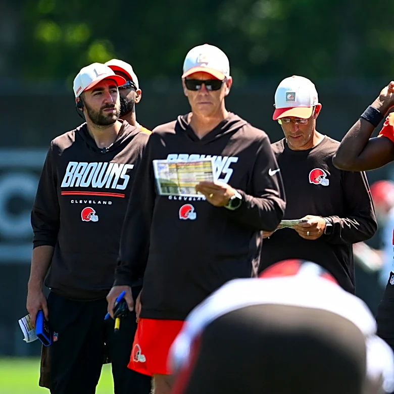 Cleveland Browns news: The big QB debate, FA dalliances, and stadium fun