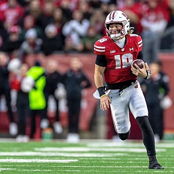 Badgers quarterback returns to practice in limited fashion