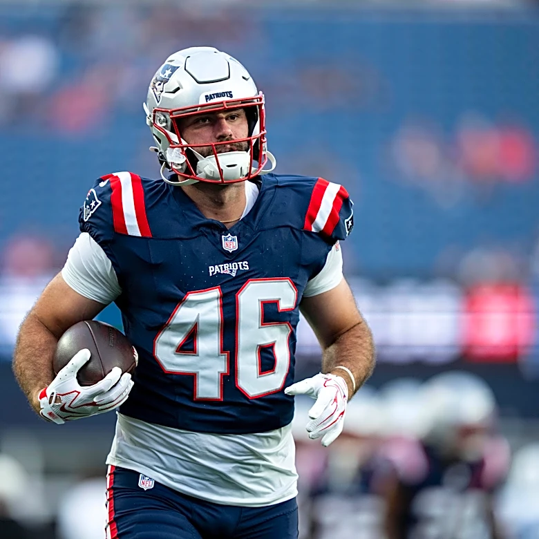 Patriots waive tight end after signing veteran lineman Greg Van Roten