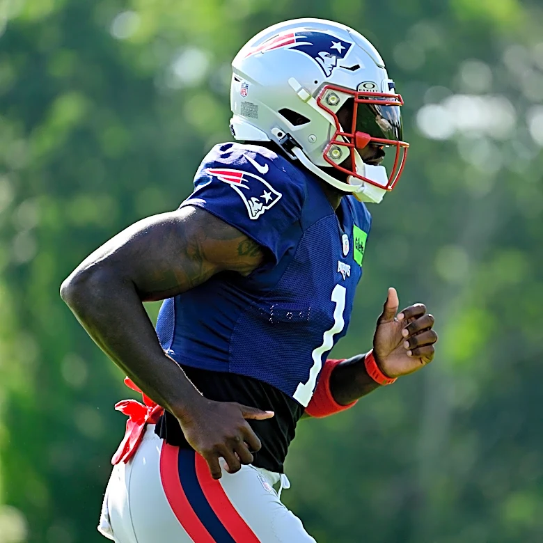 A.J. Brown focused on Patriots amid heartfelt reunion with former Eagles teammates