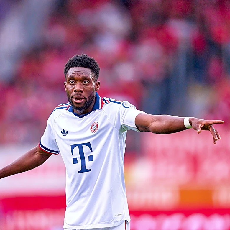 Who should start at left-back against Borussia Dortmund — Alphonso Davies or Nathaniel Brown?
