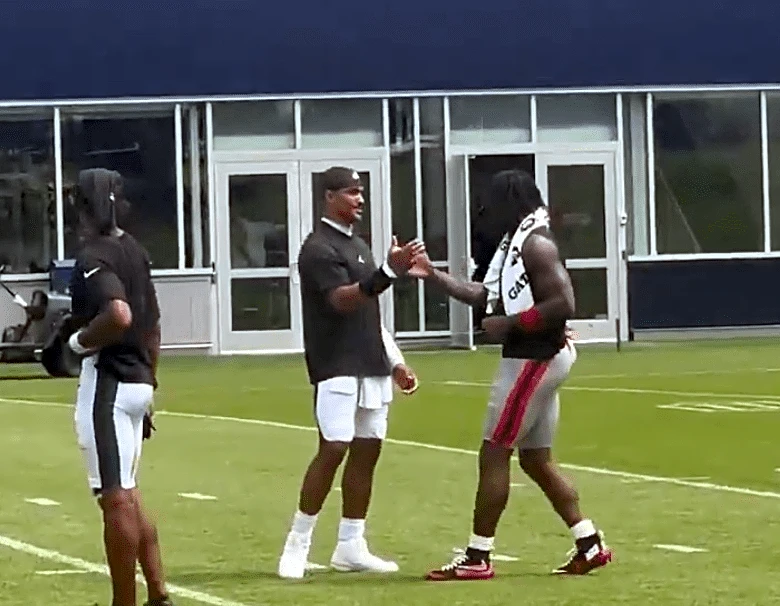 Jalen Hurts, A.J. Brown share a moment after Eagles-Patriots practice