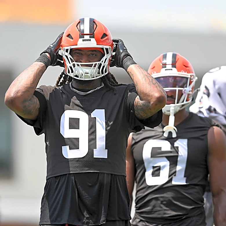 Browns DE Alex Wright injured, carted off during Bills joint practice; roster concern rises