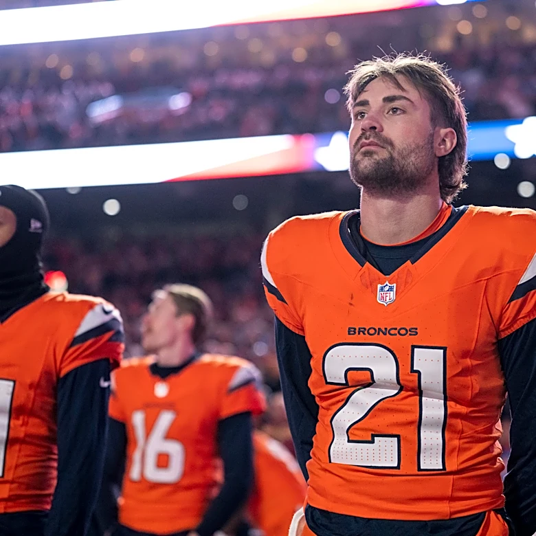 Riley Moss exits preseason game against Packers with injury