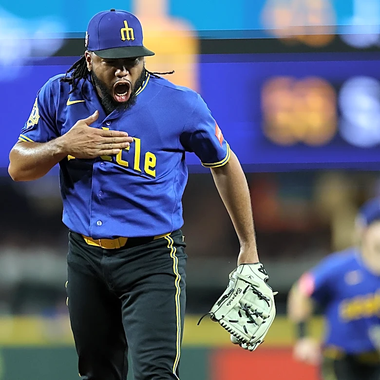Cubs give Mariners a charity “win” for Players Weekend