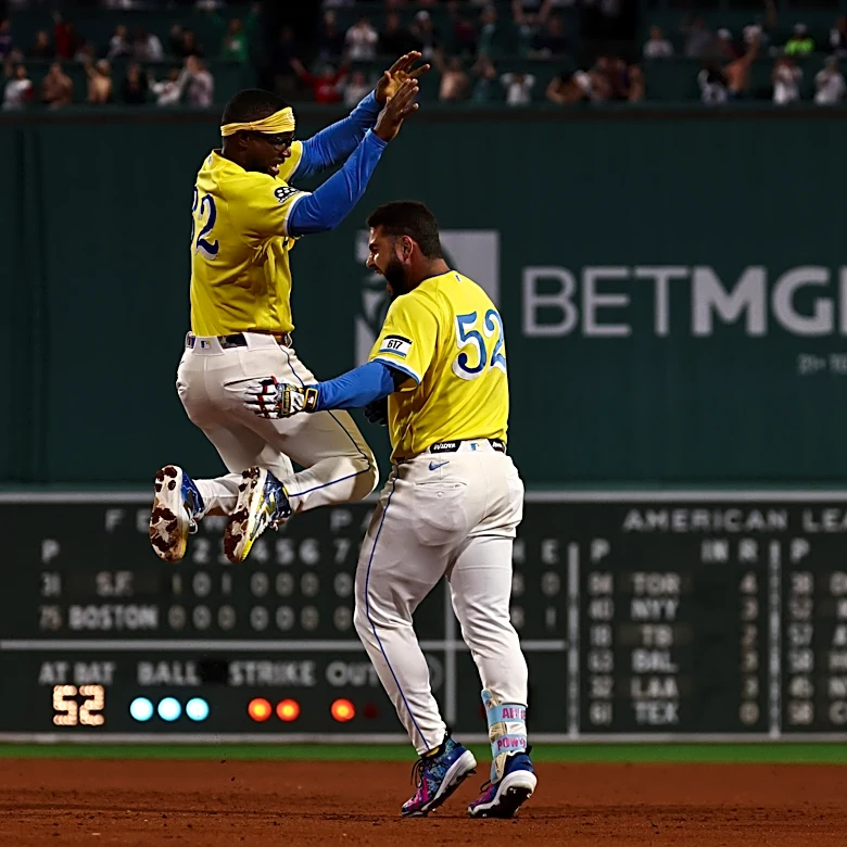 The magic hasn’t run out yet, Red Sox beat Giants 3-2 in late-inning thriller