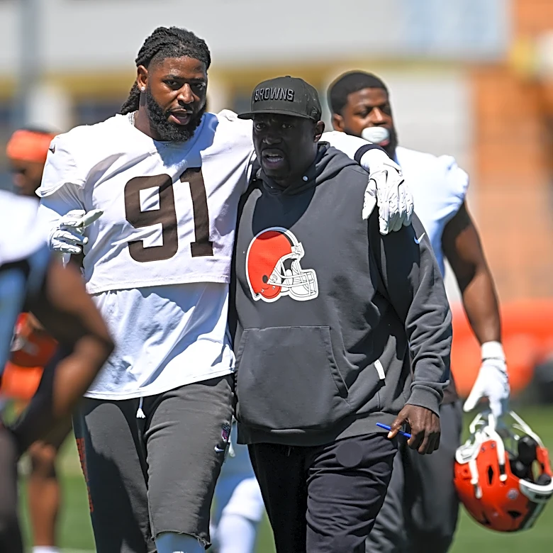 Browns roster: Injury update on Alex Wright and team signs former 1st-round defender
