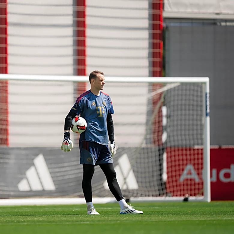 Bayern Munich star Manuel Neuer treated for shoulder injury during training