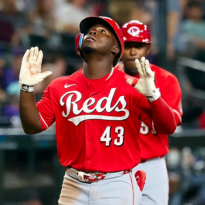 Reds roar back for 10-9 win over Giants with 7-run 9th inning