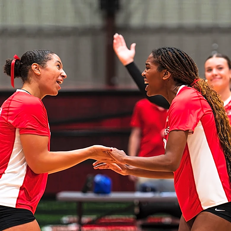 Volleyball Serves Its Way Past Evansville & Leaves Louisville 2-1