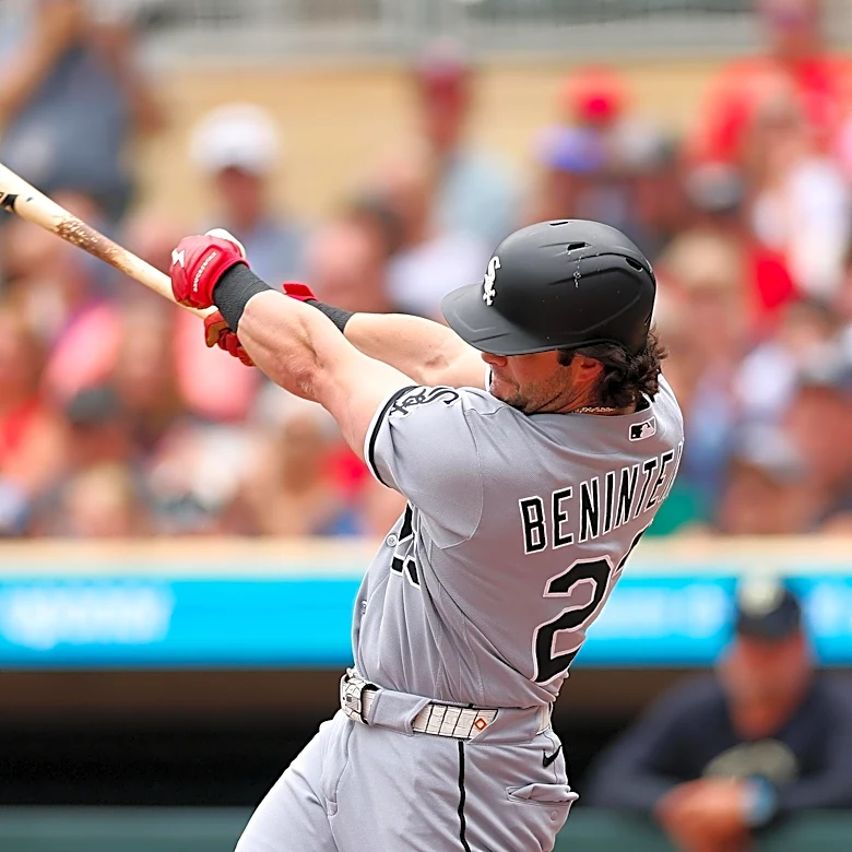 White Sox accept gift from Twins, 3-2