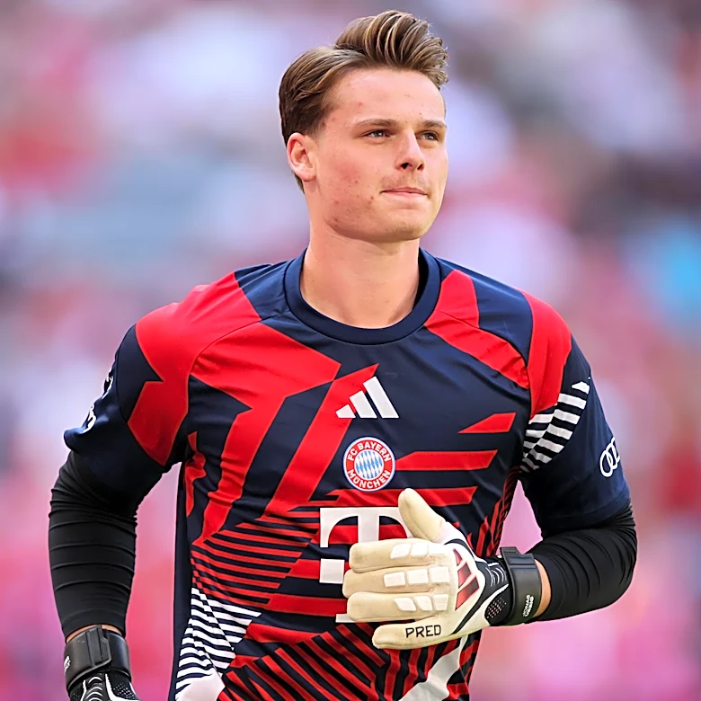 Bayern Munich’s Jonas Urbig details his strengths