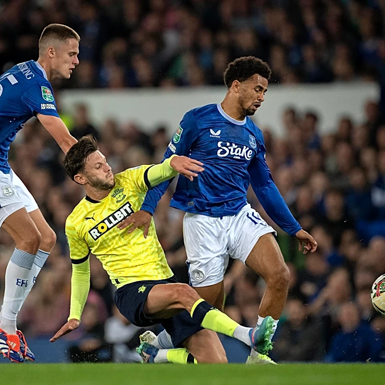 Why are Everton trying to sell Ndiaye and Armstrong?